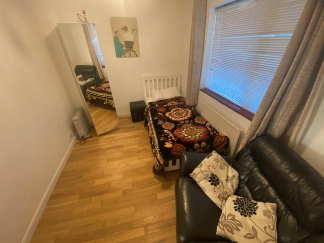 Comfortable Single Bed Room Garden View Londra Dış mekan fotoğraf