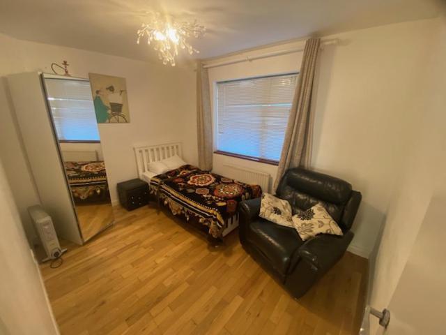 Comfortable Single Bed Room Garden View Londra Dış mekan fotoğraf